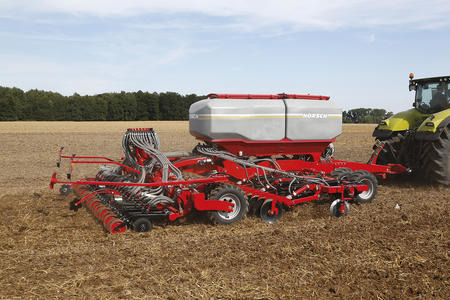Strip Till Machine Horsch Focus TD: Primary soil cultivation, seeds and fertilisation in one crossing. (manufacturer’s picture)
